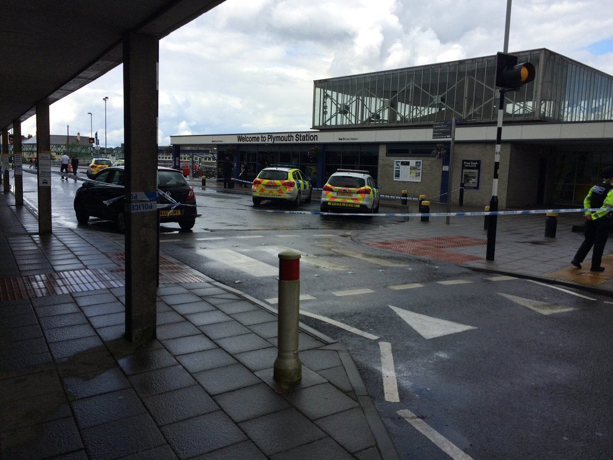 ΕΚΤΑΚΤΟ: Επίθεση με μαχαίρι στον σιδηροδρομικό σταθμό του Πλύμουθ – Χαροπαλεύει ένας τραυματίας (εικόνες & βίντεο)